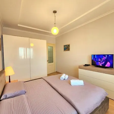 Riverside Flat W/ Free Parking & 24h Self Check-in Apartment Tirana