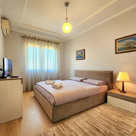 Riverside Flat W/ Free Parking & 24h Self Check-in Apartment